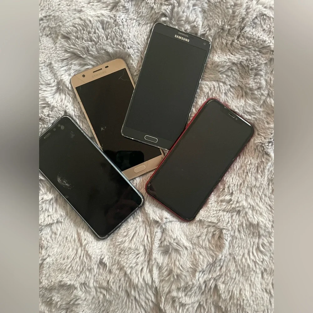 Bundle of smartphones Samsung and iPhone XR